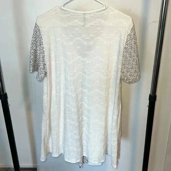 Nyah Woman’s Top A6 - Picture 2 of 3